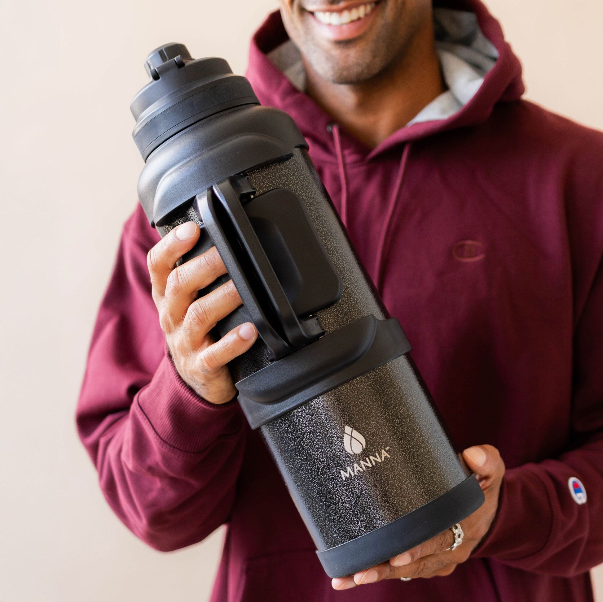 4l-titan-bottle-135-oz-c0 5Manna_Website_Lifestyles-29.jpg